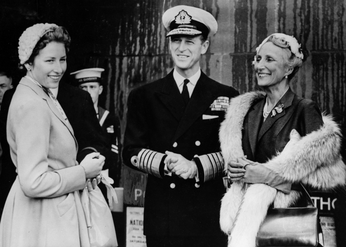 Hertugen av Edinburgh – Prins Philip – tok imot Prinsesse Astrid, fru Ferner og Kronprinsesse Märtha da de kom med Kongeskipet «Norge» til Westminster Pier i London for å delta ved kroningen av Dronning Elizabeth for snart 70 år siden. Foto: AP/NTB